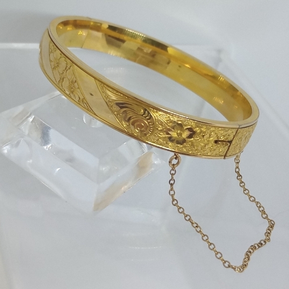 * vintage Simmons Betsey Ross gold tone etched floral hinged bangle bracelet - Picture 1 of 6